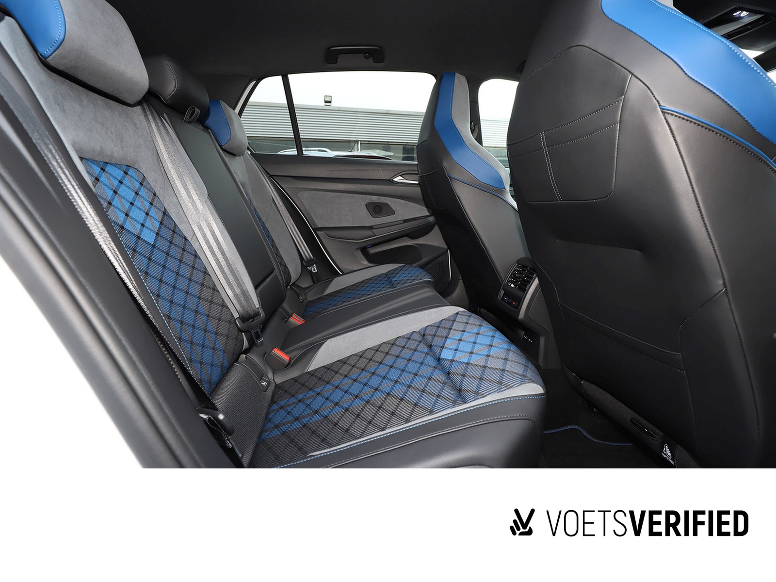 Fahrzeugabbildung Volkswagen Golf VIII R DSG 4Motion BLACK STYLE