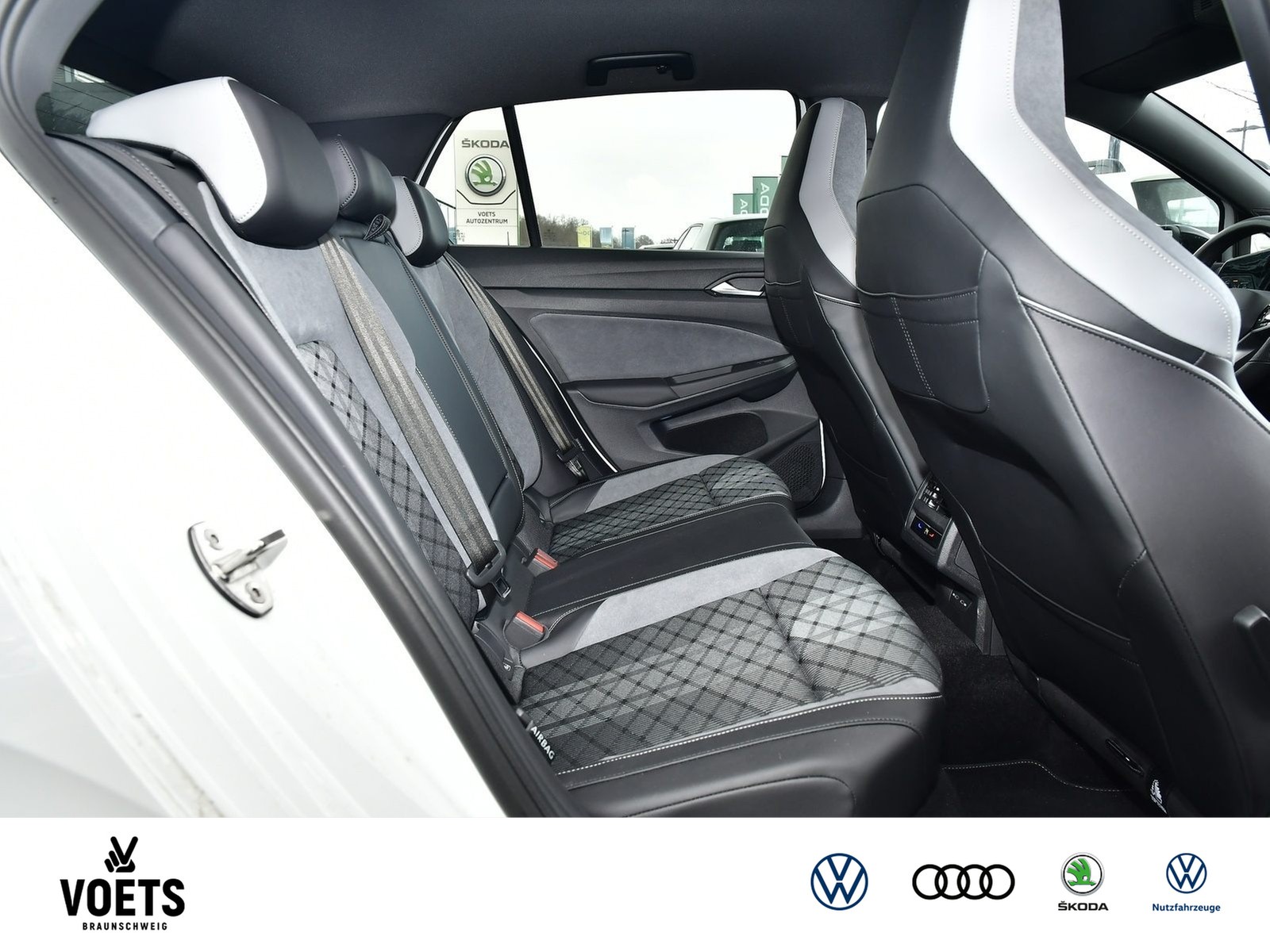 Fahrzeugabbildung Volkswagen Golf VIII R-Line 1.5 eTSI DSG MATRIX-LED+NAVI
