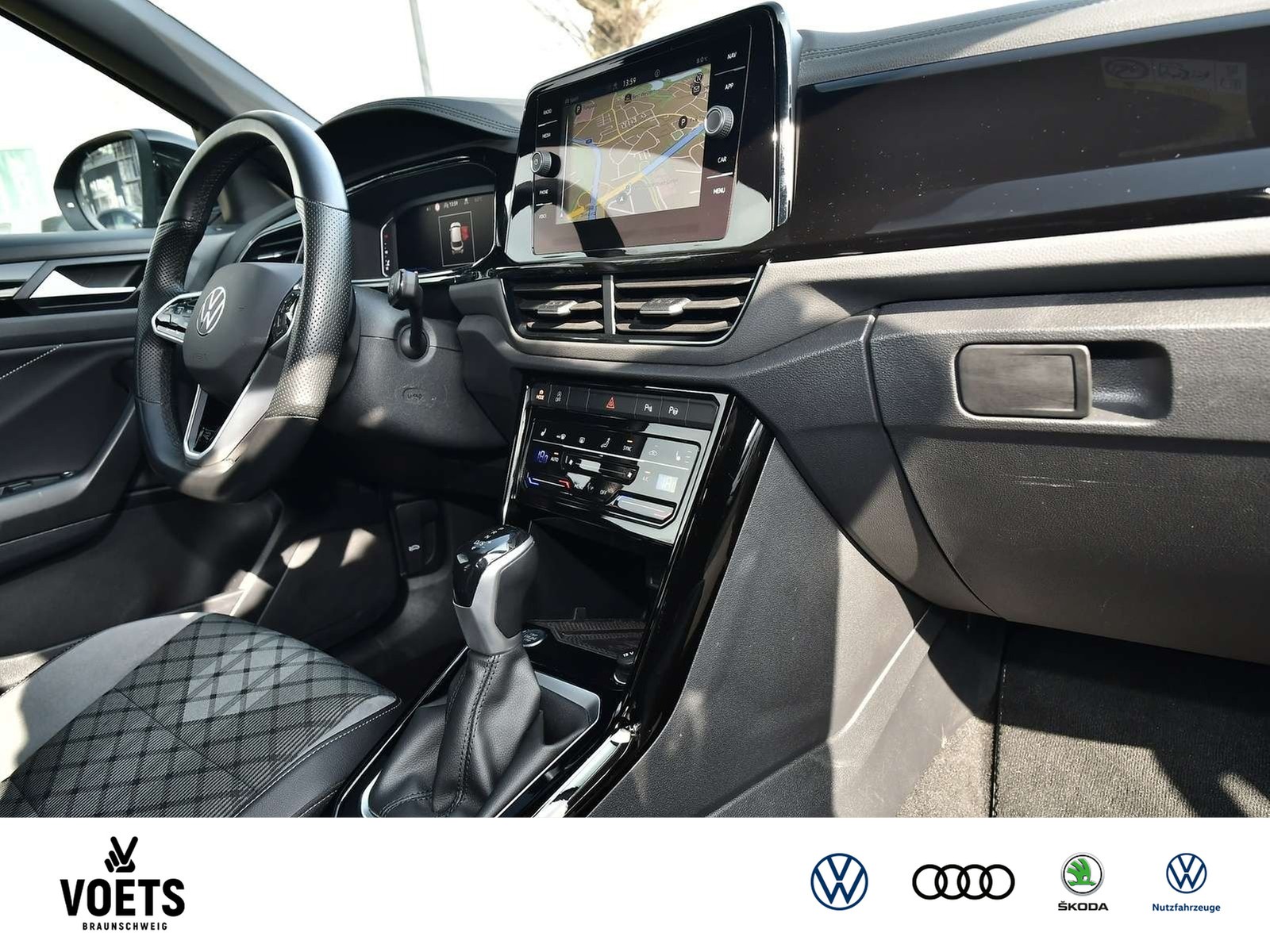 Fahrzeugabbildung Volkswagen T-Roc R-Line 1.5 TSI DSG NAVI+ACC+SHZ