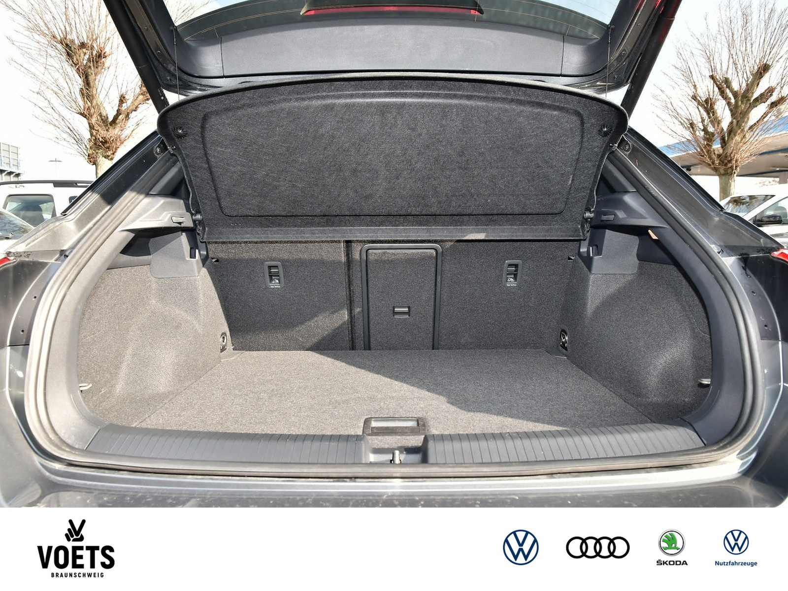 Fahrzeugabbildung Volkswagen T-Roc R-Line 1.5 TSI DSG NAVI+ACC+SHZ