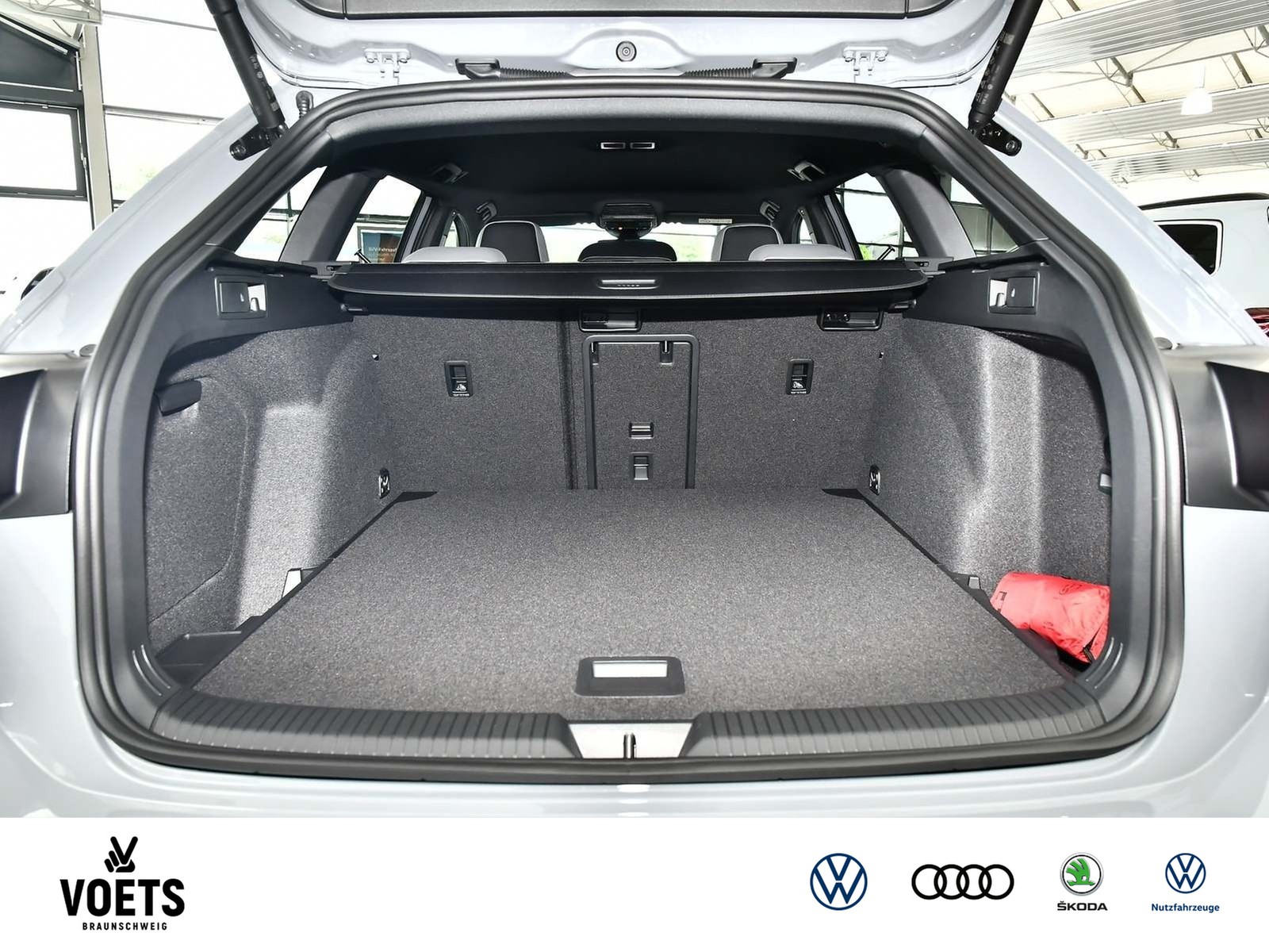 Fahrzeugabbildung Volkswagen Golf Variant R-Line 1.5 eTSI DSG MATRIX+AHK+IQ-LIGHT