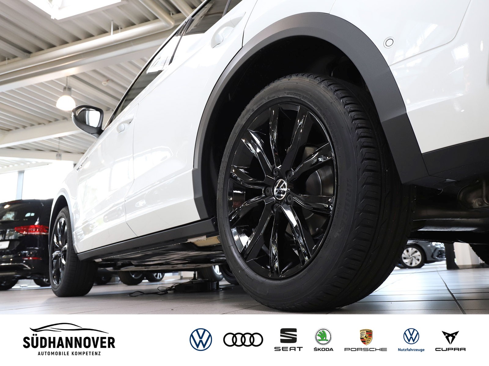 Fahrzeugabbildung Volkswagen T-Roc R-Line 1.5 TSI DSG+PANO+AHK+LED+RFK+IQDRIV