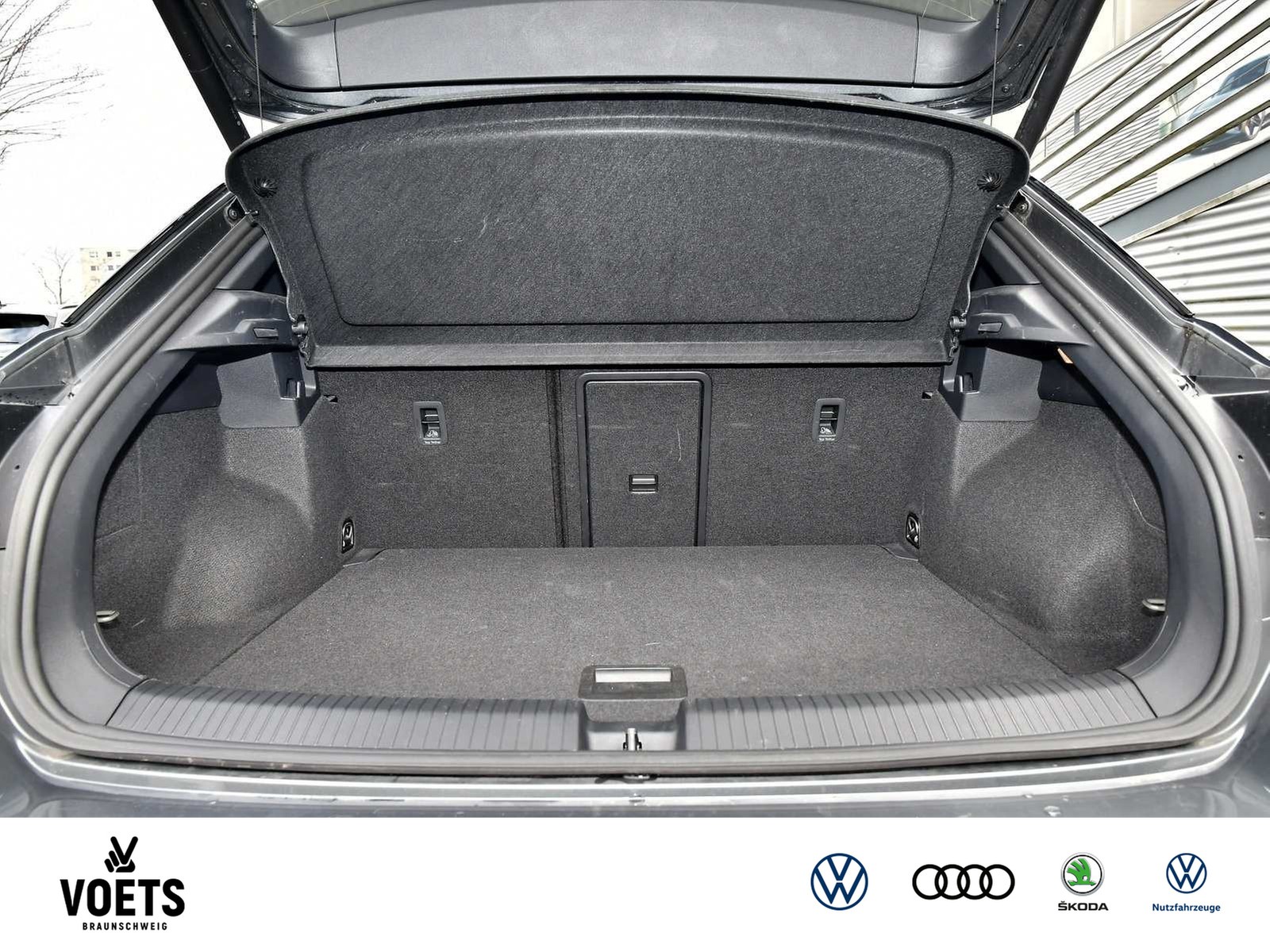 Fahrzeugabbildung Volkswagen T-Roc R-Line 1.5 TSI DSG NAVI+SHZ+ACC