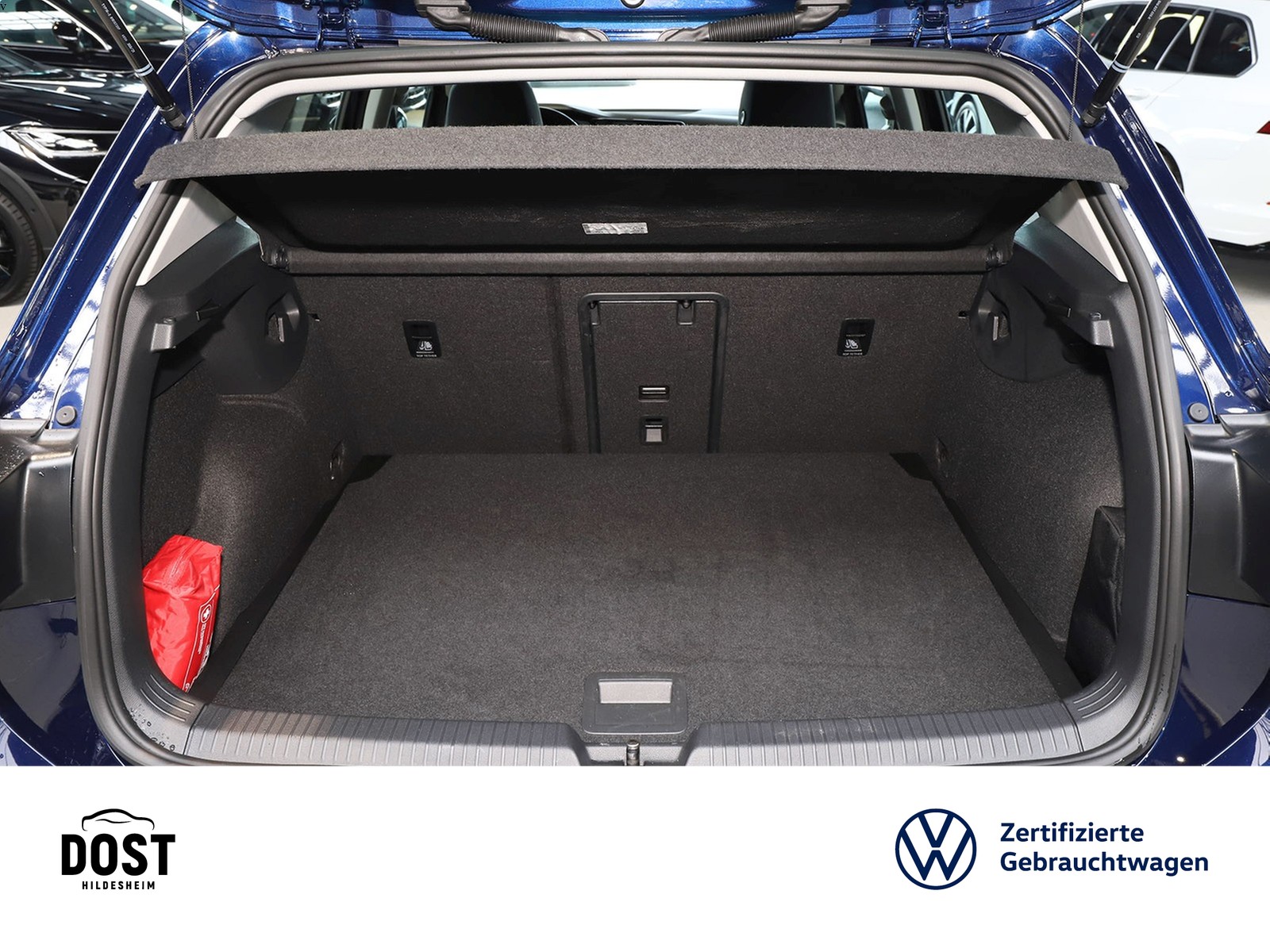 Fahrzeugabbildung Volkswagen Golf VIII Lim. 1.5 eTSI Style DAB+LED+ACC+KAMERA