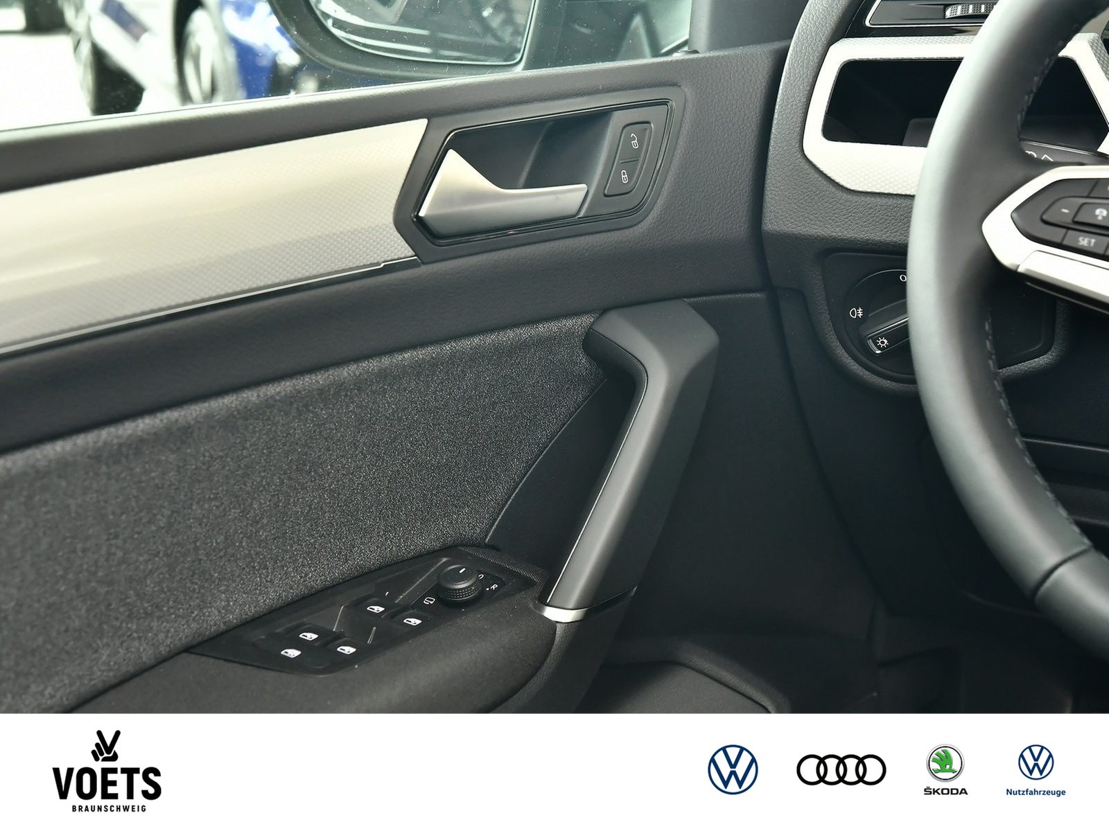 Fahrzeugabbildung Volkswagen Touran Move 1.5 TSI DSG LED+NAVI+AHK+ACC+RearView